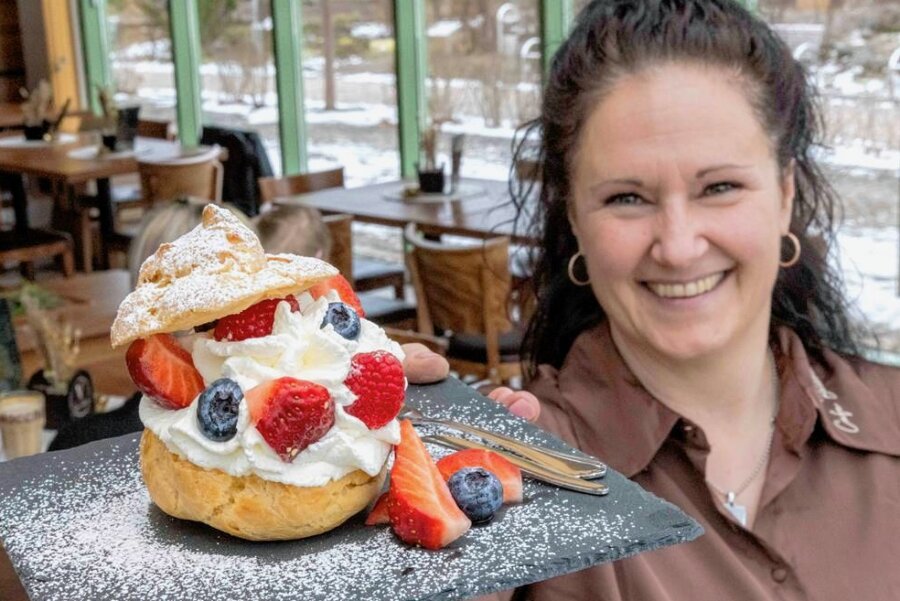 Neues Café in Wiesenbad öffnet bald: Aber bitte mit Sahne! - Alleinstellungsmerkmal: Windbeutel in verschiedenen Kreationen soll es ab diesem Sonnabend im "Café Balance" in Wiesenbad geben. Inhaberin Vicki Küttner wird sie in der Küche des Cafés frisch zubereiten.