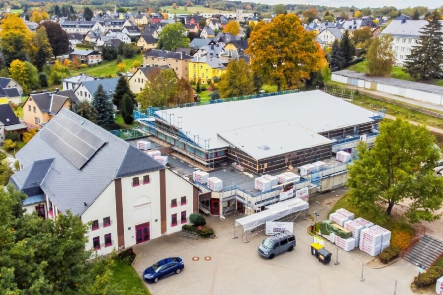 Neues Dach für Turnhalle in Zschorlau - Seit Juni wird das Dach der Turnhalle an der Oberschule Zschorlau saniert.
