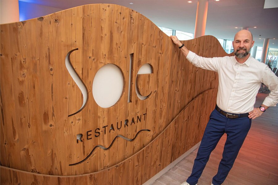 Neues Design im Restaurant in der Soletherme Bad Elster - Michael Börner, Vertriebs- und Marketingleiter des Hotels König Albert in Bad Elster, zeigt in der Soletherme die neu gestaltete Holzkonstruktion, die auf das Sole-Restaurant hinweist.