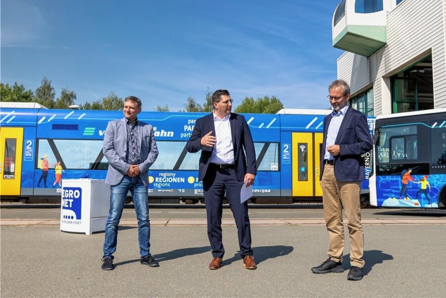 Egronet-Geschäftsführer Michael Barth, Landrat Thomas Hennig und Länderbahn-Geschäftsführer Wolfgang Pollety (v. l.) präsentierten die Fahrzeuge im neuen Layout auf dem Betriebshof der Vogtlandbahn. 