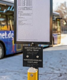 Neues Drehkreuz ist fertig: Ab jetzt rollen dort die Busse - Neben dem Busfahrplan gibt es auch Infos in Blindenschrift und das Servicetelefon für den Rufbus.