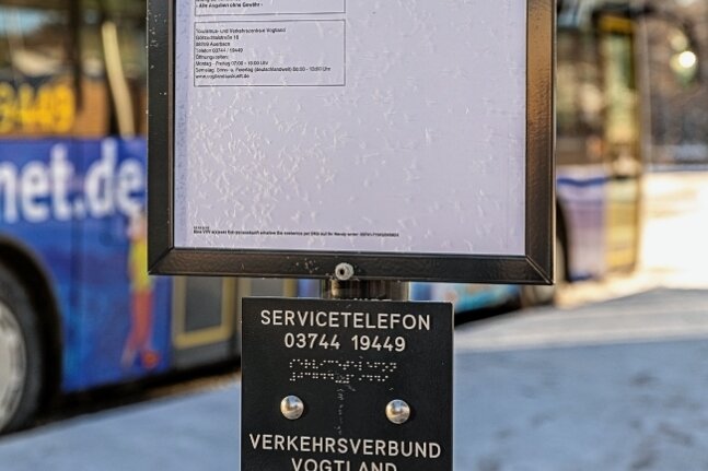 Neues Drehkreuz ist fertig: Ab jetzt rollen dort die Busse - Neben dem Busfahrplan gibt es auch Infos in Blindenschrift und das Servicetelefon für den Rufbus.