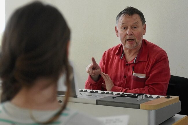 Werner Haas wird den neuen Chor in Limbach-Oberfrohna leiten und mit den jungen Sängern üben. 