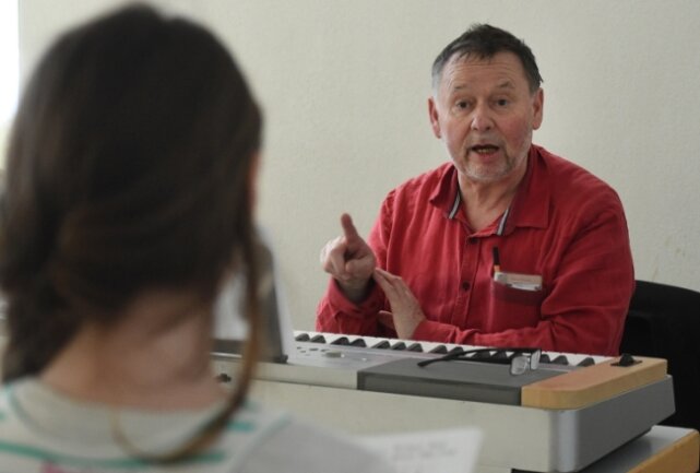 Werner Haas wird den neuen Chor in Limbach-Oberfrohna leiten und mit den jungen Sängern üben. 