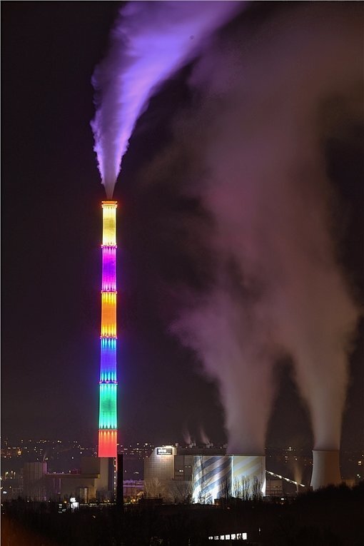 Schon heute setzt das Heizkraftwerk Nord mit seinem gut 300 Meter hohen, nachts farbig beleuchteten Schornstein Akzente. Nun soll der Komplex zum öffentlich nutzbaren Energiepark weiterentwickelt werden. 