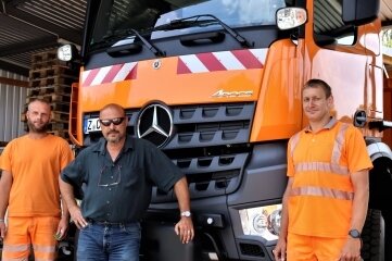 Sind stolz auf ihr neues Transportfahrzeug: die Bauhofmitarbeiter Patrick Schwarz, Michael Popp sowie Christian Parthum (von links). 
