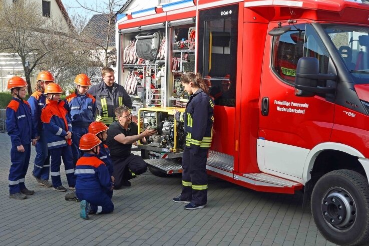 Neues Fahrzeug für die Feuerwehr - Ortswehrleiter Silvere Opitz aus Niederalbertsdorf zeigt den Mädchen und Jungen der Jugendfeuerwehr das neue Fahrzeug. 