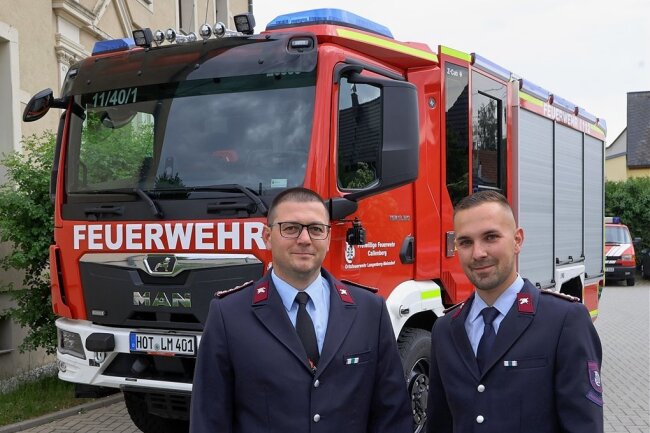 Nicht nur ein neues Fahrzeug hat die Ortsfeuerwehr Langenberg-Meinsdorf erhalten, auch die Leitung ist neu: Wehrleiter Andreas Wirth (links) und un sein Stellvertreter Benjamin Irmscher. 