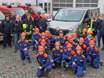 Neues Fahrzeug für Glauchauer Jugendfeuerwehr - Mitglieder der Jugendfeuerwehr Oberstadt und des Glauchauer Feuerwehrvereins kaufen im Autohaus Bräutigam ein neues Fahrzeug.