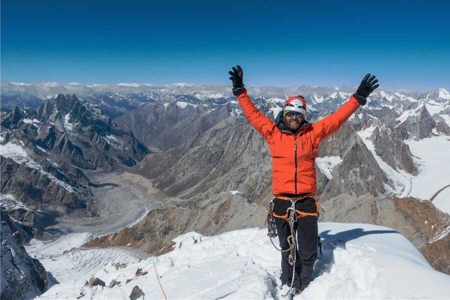 Thomas Huber, mit 51 Jahren der Ältere der beiden "Huberbuam", ist Familienvater und leidenschaftlicher Bergsteiger. Auf dem Himalaya (im Bild) erlebte er Himmlisches. Doch die heimischen Alpen liebt er.