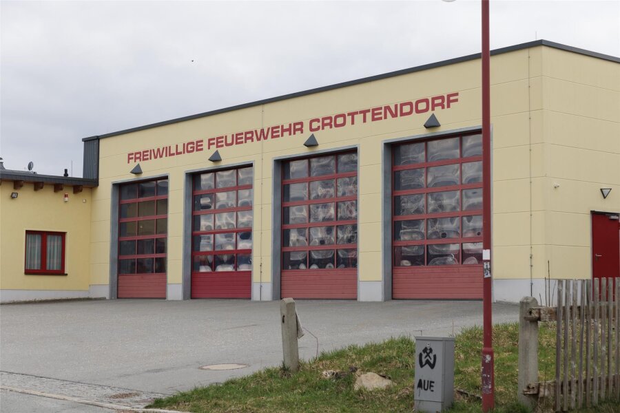 Neues Feuerwehrfahrzeug für knapp 600.000 Euro: Crottendorf muss lange darauf warten - Die Freiwillige Feuerwehr Crottendorf soll ein neues Hilfeleistungslöschgruppenfahrzeug bekommen. Das kommt auch bei Unfällen zum Einsatz.
