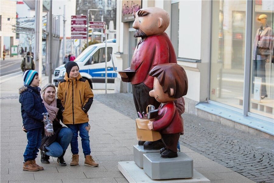 Neues Figurenpaar am Plauener Postplatz gibt noch Rätsel auf - In der Plauener Innenstadt bestaunen Passanten ein neues Vater-und-Sohn-Paar. 