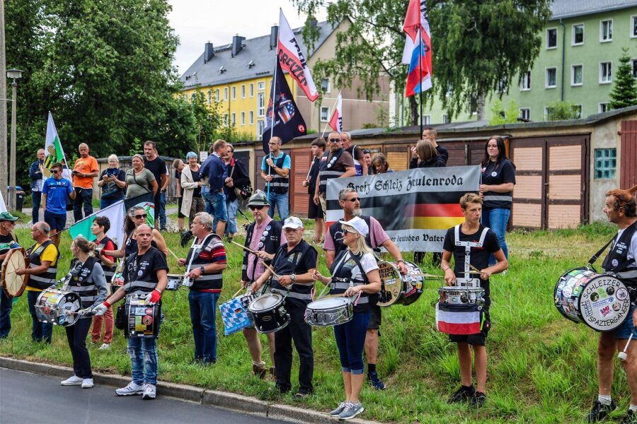 Neues Flüchtlingsheim im Erzgebirge: "Müssen die alle zu uns kommen?" - Die rechtsextremen "Freien Sachsen" demonstrieren seit Sommer regelmäßig mit Trommeln gegen das Heim.