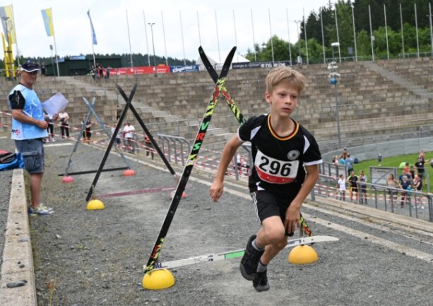 Neues Format begeistert Athleten - Jakob Götzel vom VSC Klingenthal hat in der Altersklasse 09/10 der Jungen den Sieg geholt. 