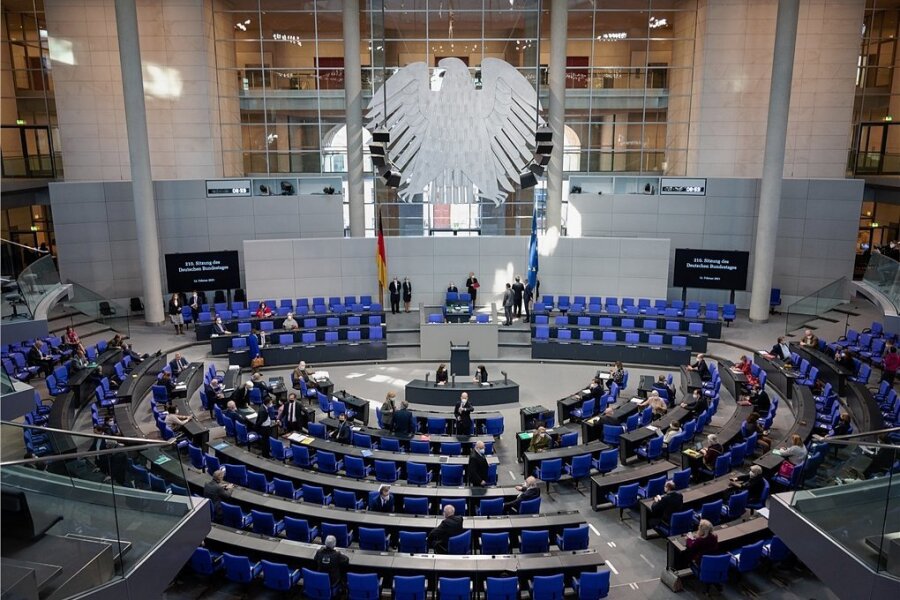 Der Plenarsaal des Deutschen Bundestages kurz vor der Plenarsitzung am 12. Februar. Dabei beriet das Parlament zum ersten Mal über das neue Gesetz zum Schutz bei einer epidemischen Lage. 