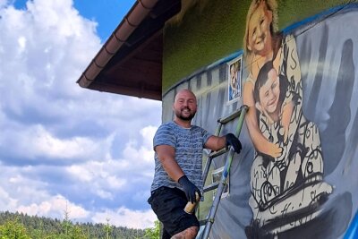 Neues Graffiti begrüßt Besucher der Sommerrodelbahn in Mühlleithen - Der Adorfer Künstler Nico Roth gestaltet die Außenwände der Trafostation am Parkplatz der Sommerrodelbahn in Mühlleithen.