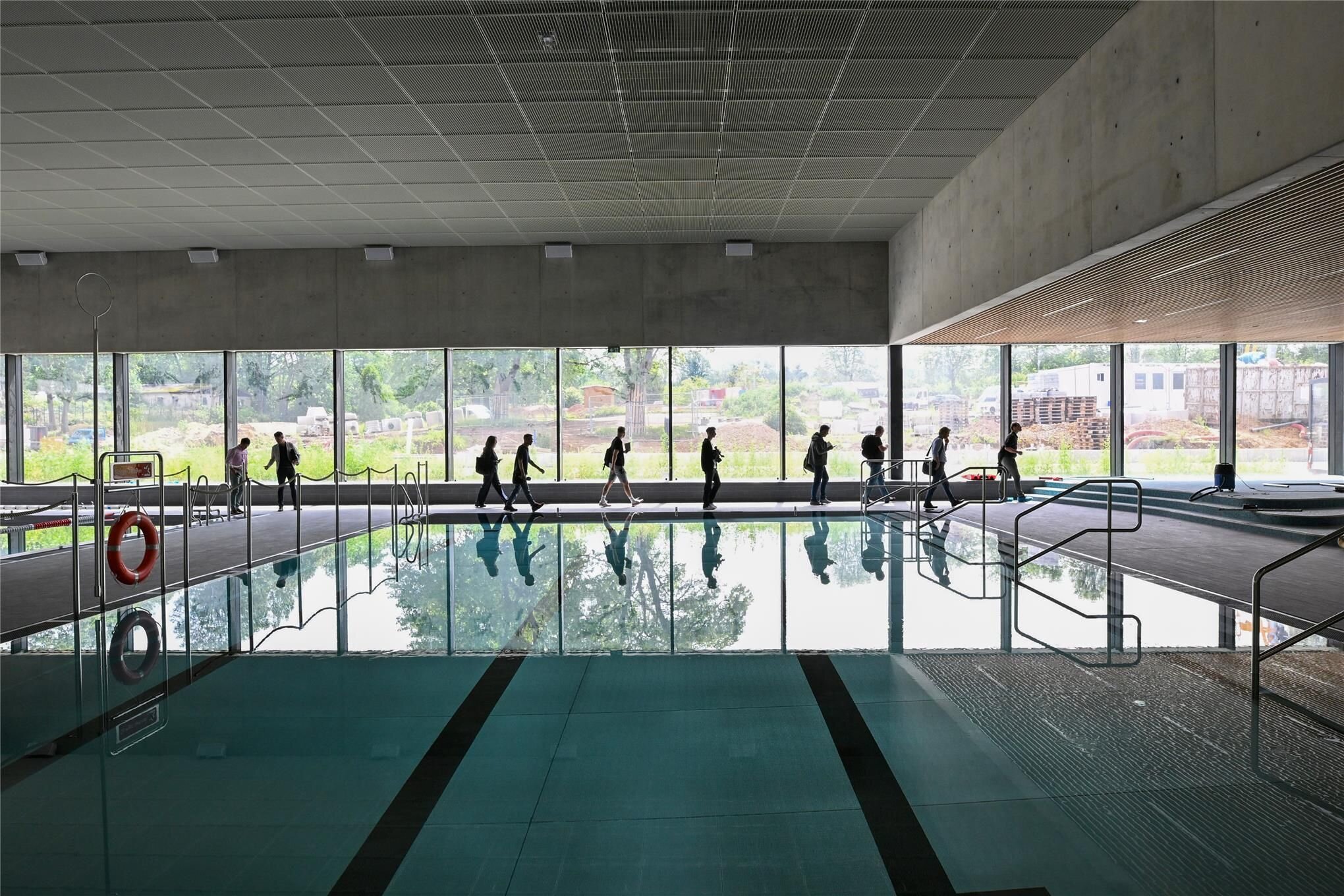 Neues Hallenbad Bernsdorf Das Wasser ist schon drin
