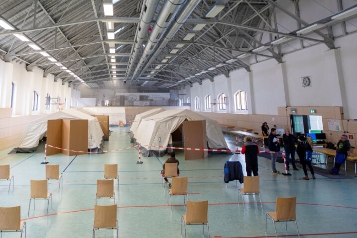 Neues Impfzentrum öffnet im Westend - In der Mehrzweckhalle an der Europaratstraße sind Zelte aufgebaut worden, in denen die beiden Impfstrecken eingerichtet sind. 