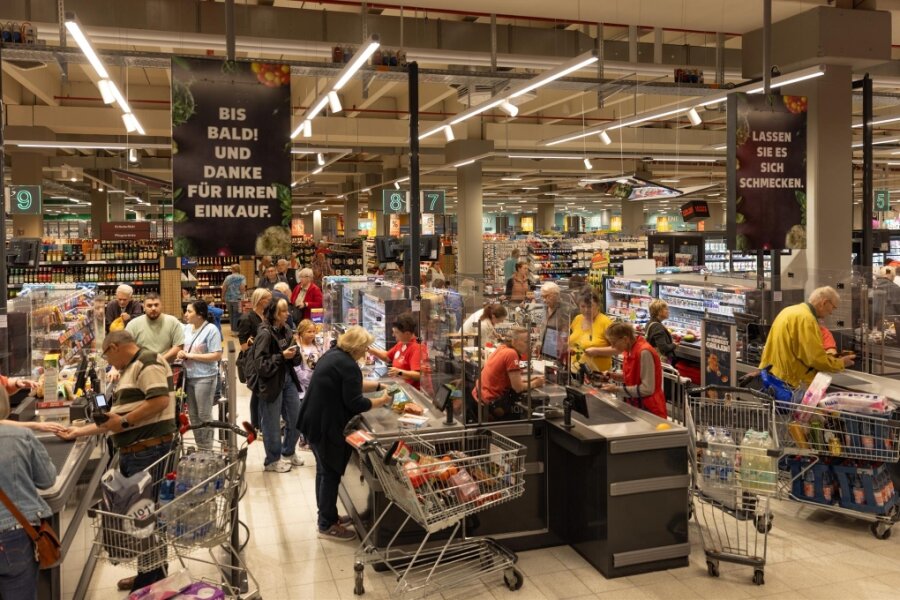Neues Kaufland in Annaberg eröffnet: Weitere Geschäfte sollen ins Erzgebirgscenter ziehen - Schon am Wiedereröffnungstag herrschte wie gewohnt großer Andrang im Kaufland.
