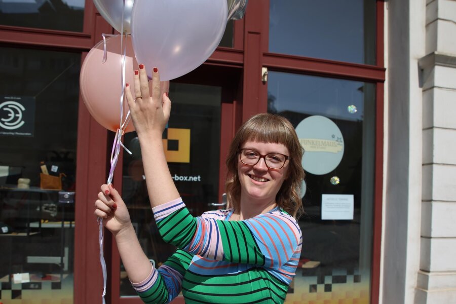 Neues Kreativ-Angebot für Kinder in Zwickau: „Funkelmaus Kids Studio“ öffnet seine Türen - Sarah-Jane Schlutter vor dem Kurzzeit-Laden „Die Box“ in Zwickau. Dort bereitet sie mit Volldampf ihre Eröffnung vor.