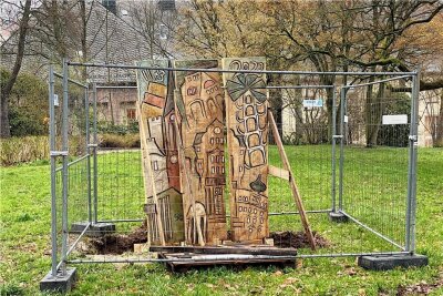 Neues Kunstwerk im Auer Stadtgarten zieht Blicke auf sich - Im Auer Stadtgarten ist die dreiteilige Stele von Paul Brockhage aufgestellt worden. 