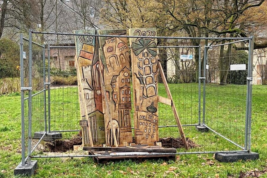 Neues Kunstwerk im Auer Stadtgarten zieht Blicke auf sich - Im Auer Stadtgarten ist die dreiteilige Stele von Paul Brockhage aufgestellt worden. 