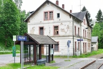 Neues Leben für alte Bahnhöfe? - Der Holzhauer Bahnhof gehört der Gemeinde Rechenberg-Bienenmühle. Möglicherweise gibt es dafür einen Interessenten. 
