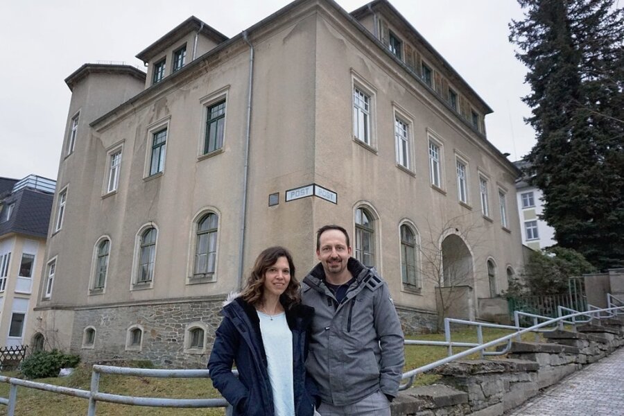 Neues Leben für die alte Post in Bad Elster - Sie wollen das Mammutprojekt stemmen: Mirjam und Andreas Knopp. Das Paar hat das Gebäude 2018 gekauft und schiebt jetzt einen Architektenwettbewerb dafür an. 
