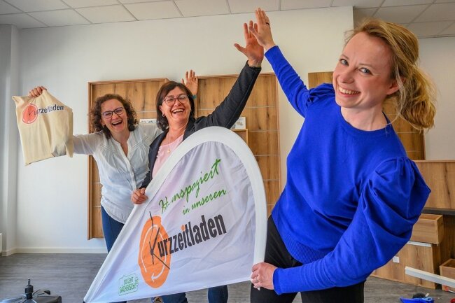 Neues Leben im Leerstand: Kurzzeitladen-Projekt startet im Erzgebirge - Nadja Hecker (mittig) und Josephine Leonhardt-Dietrich (rechts) mit der ersten Interessentin, Désirée Duckhorn (links).