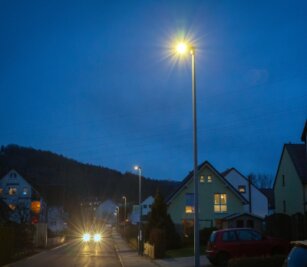 Neues Licht am Rande der Stadt - Auch entlang der Feldstraße in Flöha wurden neue LED-Leuchten montiert. Die Umrüstung in Plaue ist zum Großteil abgeschlossen. 