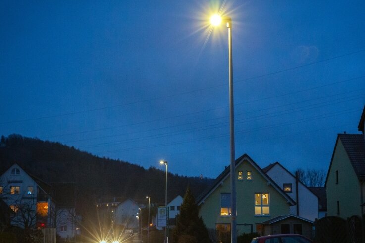 Auch entlang der Feldstraße in Flöha wurden neue LED-Leuchten montiert. Die Umrüstung in Plaue ist zum Großteil abgeschlossen. 