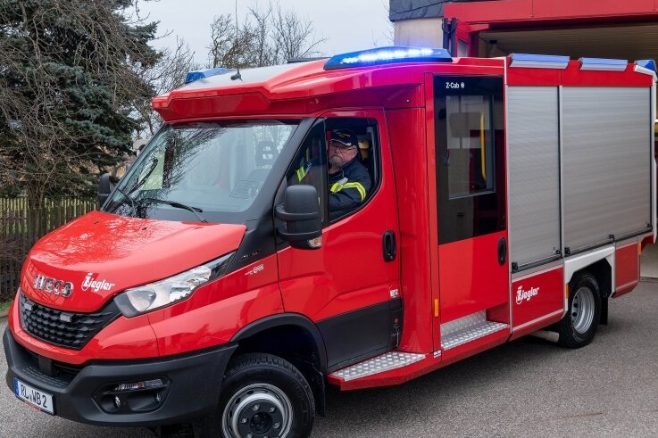 Die Freiwillige Feuerwehr Nöbeln hat ein neues Tragkraftspritzenfahrzeug erhalten - im Bild Wehrleiter Ullrich Eichler am Steuer.