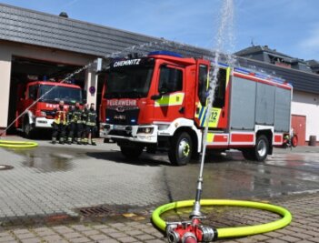 Neues Löschfahrzeug für die Feuerwehr in Hilbersdorf - Mit Wasser aus zwei Strahlrohren wurde an der Feuerwache an der Wilhelm-Weber-Straße das neue Fahrzeug in Dienst gestellt. 