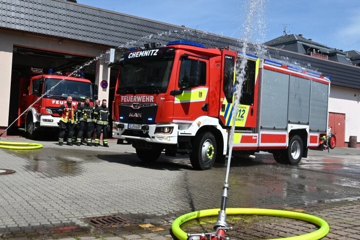 Neues Löschfahrzeug für die Feuerwehr in Hilbersdorf - Mit Wasser aus zwei Strahlrohren wurde an der Feuerwache an der Wilhelm-Weber-Straße das neue Fahrzeug in Dienst gestellt. 