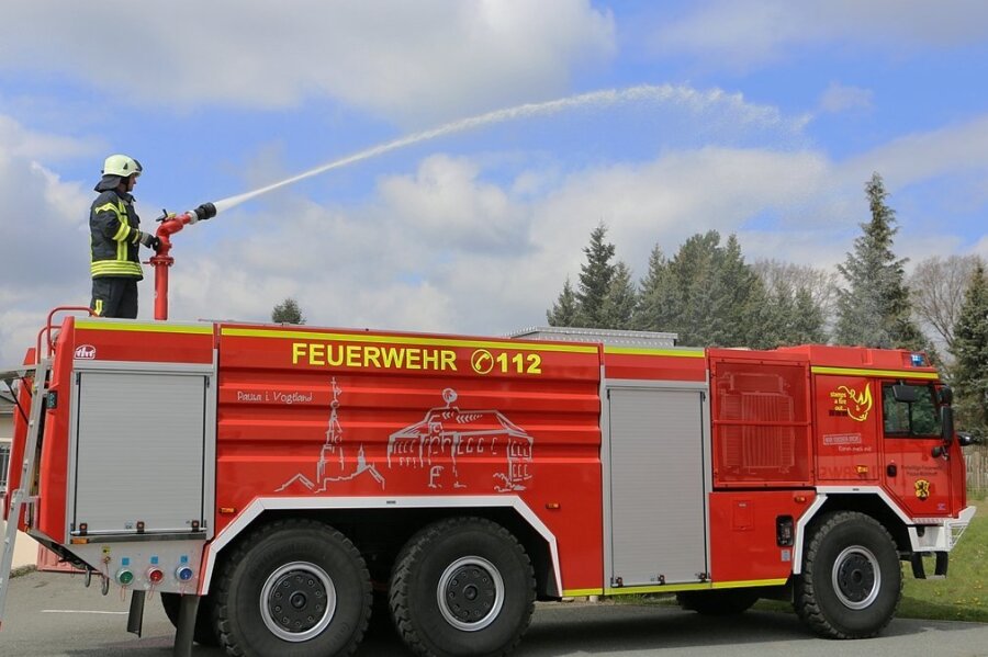 Neues Löschfahrzeug muss schon am Übergabetag zu einem Brand ausrücken - Wasser Marsch! Frank Schneider demonstriert das neue Tanklöschfahrzeug in seiner Funktion. Wenige Stunden später wurde es ernst. Es ging zum ersten Brandeinsatz. 