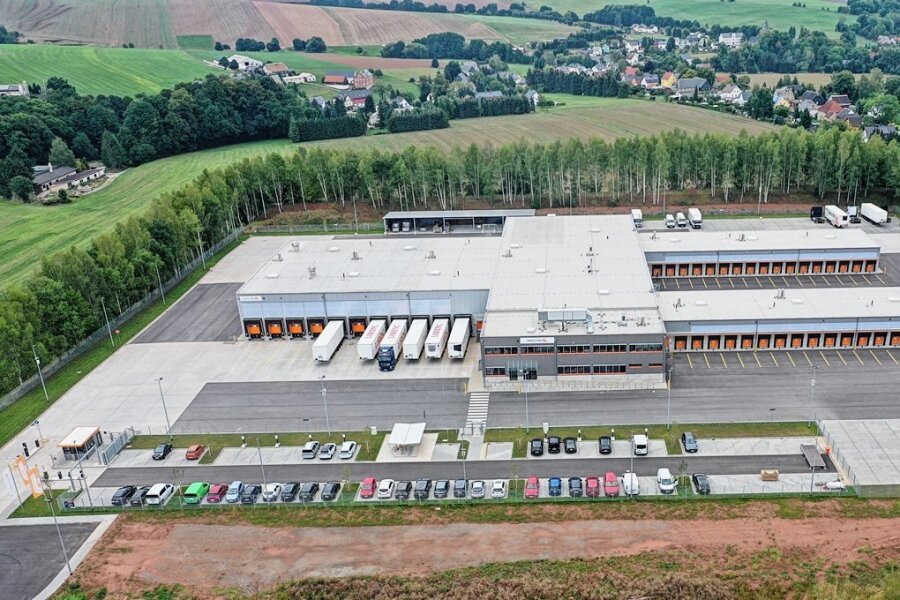 Neues Logistikzentrum in Wildenfels nahe der A 72 entstanden - Im Gewerbegebiet im Wildenfelser Ortsteil Härtensdorf nahe der A 72 ist ein Logistikzentrum entstanden, in dem bis zu 150 Leute arbeiten sollen. Beim Bau wurde viel Wert auf Nachhaltigkeit gelegt. 