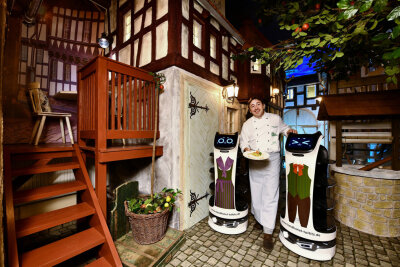 Neues Mittelalter-Restaurant im Vogtland: Trotz Robotern fehlt das Personal - Silvio Kuhnert mit seinen zwei Servierrobotern.