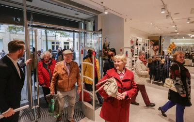 Neues Modegeschäft in der Chemnitzer Innenstadt eröffnet - Die ersten Kunden im neuen Modegeschäft an der Straße der Nationen.