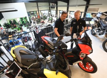 Neues Motorradkaufhaus in Chemnitz: Eigentümer kritisieren die Stadt - Dirk Beier (links) und René Knöfler wollen in Chemnitz eine moderne Mobilität unterstützen. In der Ausstellung mit rund 200 Zweirädern befinden sich auch Roller mit verschiedenen Antrieben.