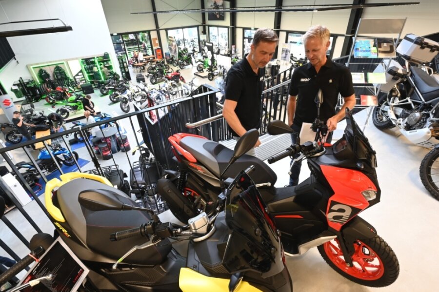 Dirk Beier (links) und René Knöfler wollen in Chemnitz eine moderne Mobilität unterstützen. In der Ausstellung mit rund 200 Zweirädern befinden sich auch Roller mit verschiedenen Antrieben.