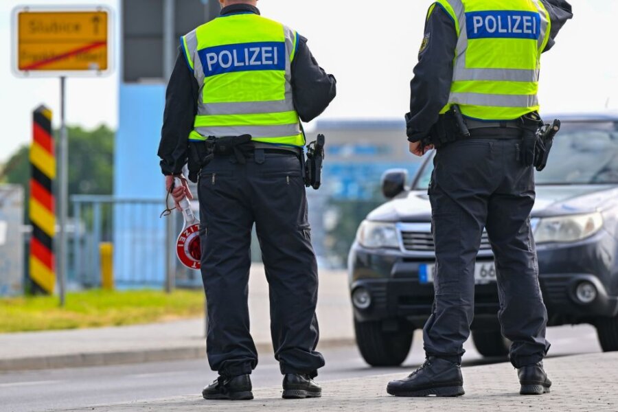 Beamte der Bundespolizei stehen an der deutschen Grenze.