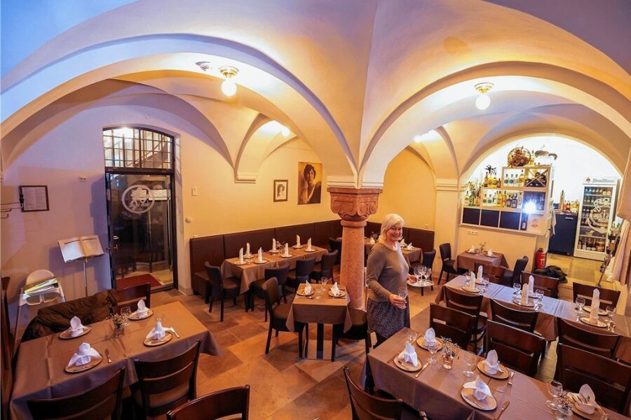 Neues Restaurant: Im Waldenburger "Lory 1880" kann man ab Samstag einkehren - Jana Schmidt bei den letzten Handgriffen im Restaurant "Lory 1880". 