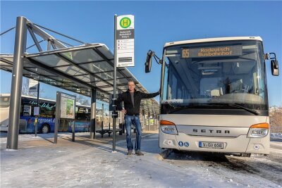 Neues Rodewischer Drehkreuz steht: Ab jetzt rollen dort die Busse - Mike König steuert als einer der ersten Fahrer einen Bus über das neue Drehkreuz. 