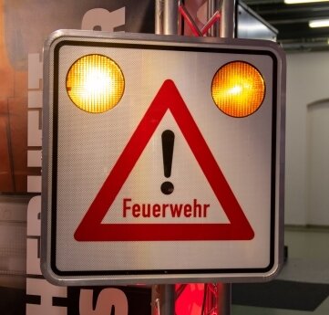 Neues Schild warnt Autofahrer - Das Schilderwerk Beutha hat ein Schild entworfen, das an Feuerwehrdepots aufgestellt werden kann.