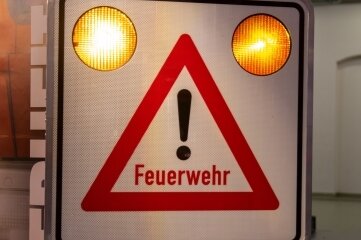 Neues Schild warnt Autofahrer - Das Schilderwerk Beutha hat ein Schild entworfen, das an Feuerwehrdepots aufgestellt werden kann.