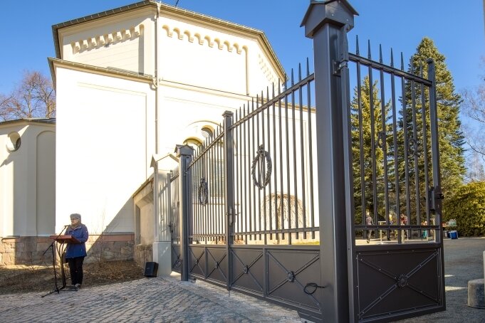 Neues schmiedeeisernes Tor mit besonderer Symbolkraft - Architektin Elisabeth Scholz gehörte am Samstag auf dem Friedhof in Meerane zu den Rednern bei der Einweihung des neuen kunstvoll verzierten Tores.