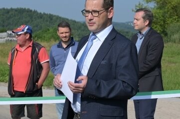 Neues Straße für Wohngebiet - Bürgermeister Alexander Troll bei der Übergabe der Verkehrsanlage. 