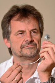 Neues System bringt Insulin direkt an die Leber - Kleines Implantat, große Wirkung. Dr. Andreas Reichel zeigt das neue Dia-Port-System. Das blümchenähnliche Teil liegt dabei unter der Bauchdecke. 