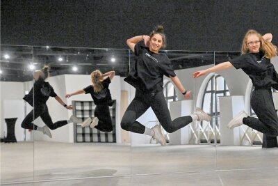 Neues Tanzstudio in der Ermafa-Passage: 20-Jährige erfüllt sich ihren Traum - Für Gründerin Batul Al Aidi (links) ist das Schönste am Leben Tanzen. Mit Trixi Kind übte sie am Donnerstag noch für die große Eröffnung. 