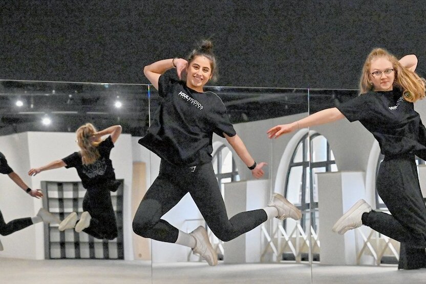 Neues Tanzstudio in der Ermafa-Passage: 20-Jährige erfüllt sich ihren Traum - Für Gründerin Batul Al Aidi (links) ist das Schönste am Leben Tanzen. Mit Trixi Kind übte sie am Donnerstag noch für die große Eröffnung. 